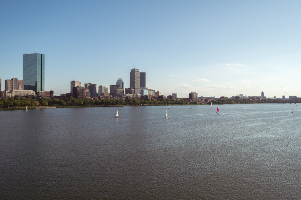 city river skyline boats water sky architecture modern scene tower building cityscape travel view cruising downtown east sailboats sailing day horizon copy space coastline 海岸线 复制空间 视界 天 航海 帆船 东 市区 巡航 视点 旅行 城市景观 建筑 塔 场景 现代 建筑 天空 水 船 天际线 河 城市