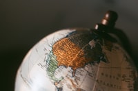 white and brown desk globe 白色和棕色书桌球