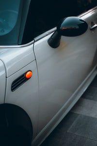white car with orange light 带橙色灯的白色汽车
