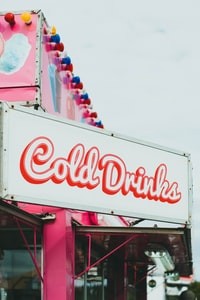 coca cola signage under white sky during daytime 白天下的可口可乐标志