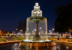 fountain night water light evening urban city illuminated color travel magic colorful destination sightseeing architecture landmark decoration evening 晚上 装饰 地标 建筑 观光 目的地 五彩缤纷 魔法 旅行 颜色 照明 城市 城市 晚上 灯 水 夜色 泉水