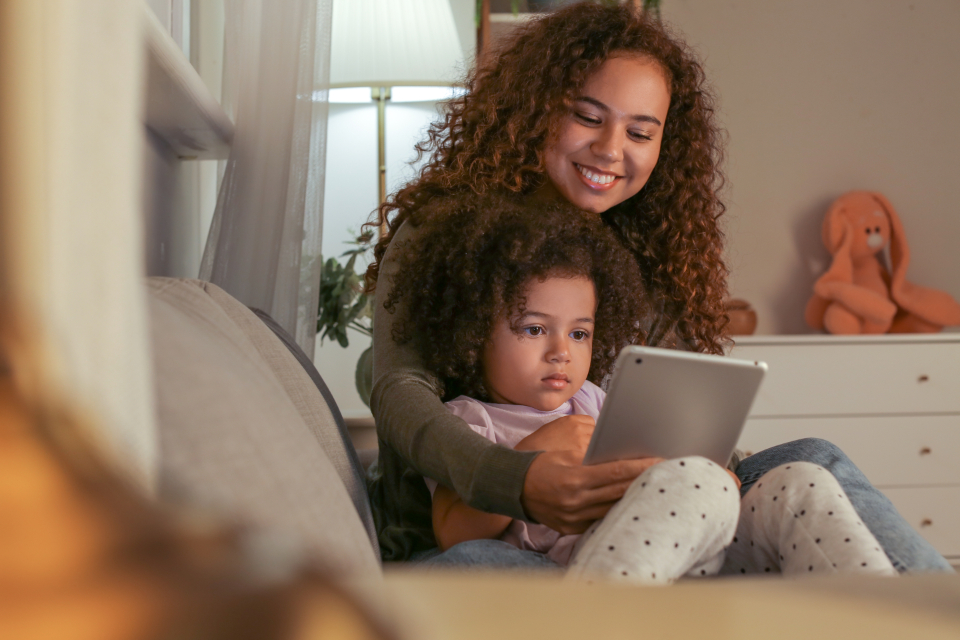 mother daughter reading black child home storytime indoors girl together parent learning helping childhood people lifestyle woman mom bedroom motherhood love education tablet 药片 教育 喜爱 母性 卧室 妈妈 女 生活方式 人民 儿时 助人 学习 父母 合在一起 女孩 在室内 故事时间 家 儿童 黑色 阅读 女儿 母亲