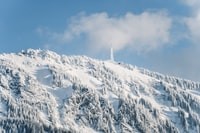 snow covered mountain under blue sky during daytime 白雪覆盖着蓝天下的高山