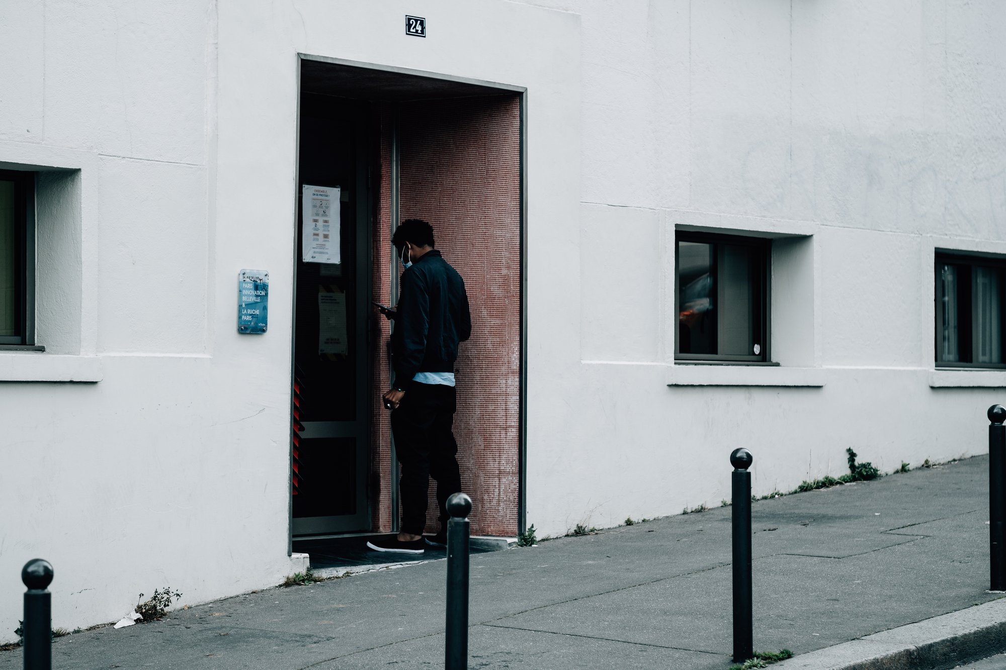 person waiting to enter at a building entrance 在建筑物入口处等候进入的人