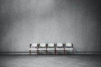 brown wooden chairs on gray floor 灰色地板上的棕色木椅