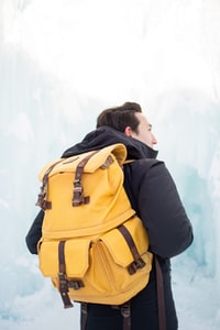 man in black jacket and brown backpack 穿黑色夹克和棕色背包的男人