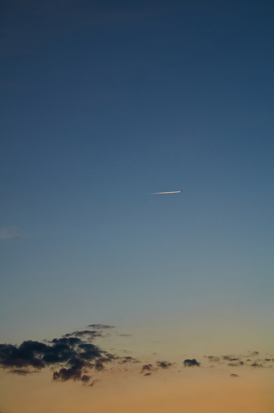 jet airplane sky stream sunset dusk evening blue vibrant plane speed clouds contrail streak mobile wallpaper dawn vapor 蒸汽 黎明 移动式壁纸 条纹 航迹 云彩 速度 飞机 生机勃勃 蓝色 晚上 黄昏 日落 溪流 天空 飞机 喷气机