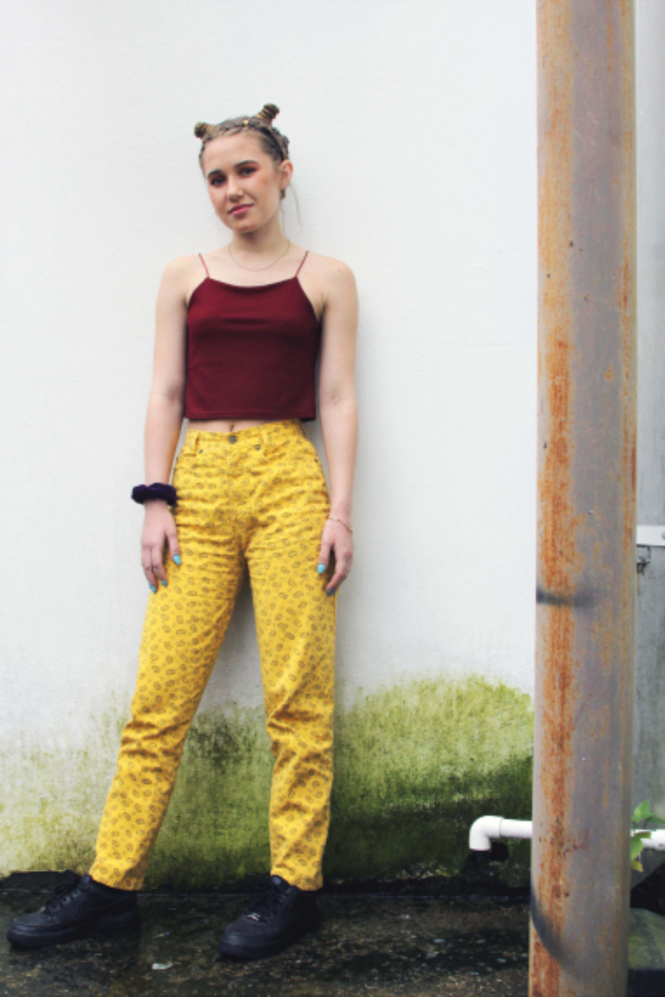 teenager fashion girl hip hipster pose clothes style outdoors urban model quirky hair person teen yellow pants female 女 短裤 黄色 少年 人 头发 怪诞 模型 城市 户外 风格 衣装 摆姿 潮人 髋 女孩 时尚 少年