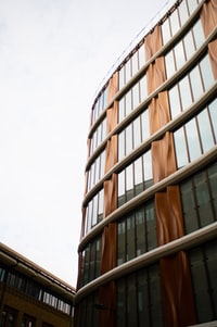 brown concrete building during daytime 白天褐色混凝土建筑