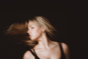 woman with long blond hair in motion blur 长金色头发运动模糊的女人