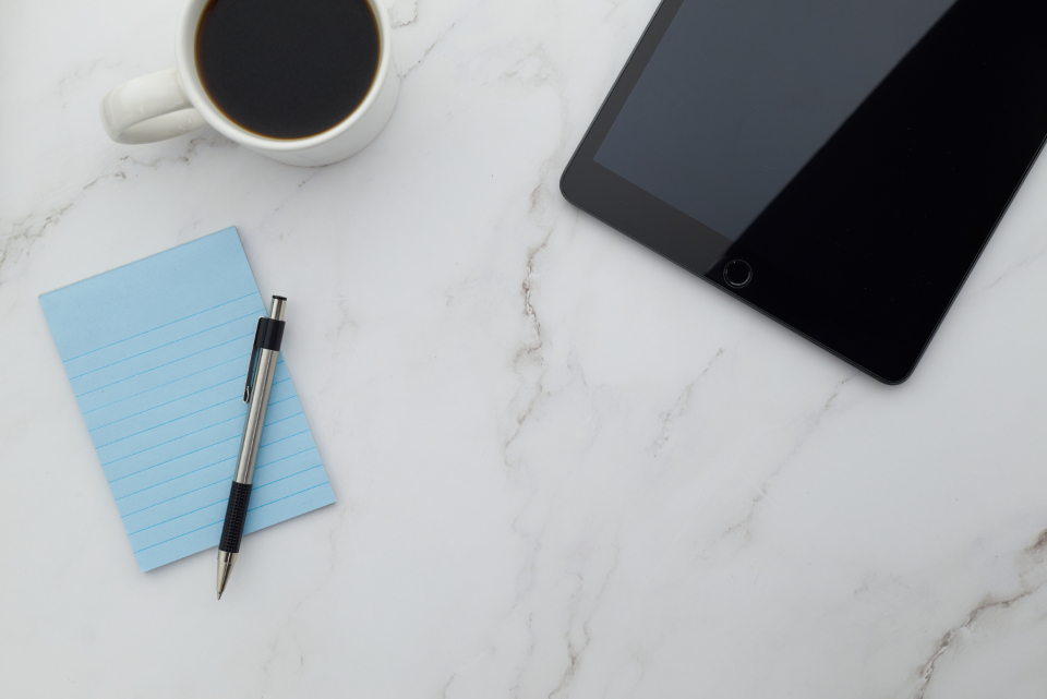 workspace office business freelance note pad blank school work objects desk technology minimal coffee beverage copy space pen pencil cup mug tablet background writer 作家 背景 药片 杯子 杯子 铅笔 钢笔 复制空间 饮料 咖啡 极小 技术 课桌 对象 工作 学校 空白 垫 注 自由职业者 商业 办公室 工作区