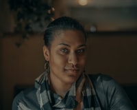 woman in gray jacket wearing eyeglasses 身穿灰色外套戴眼镜的女子