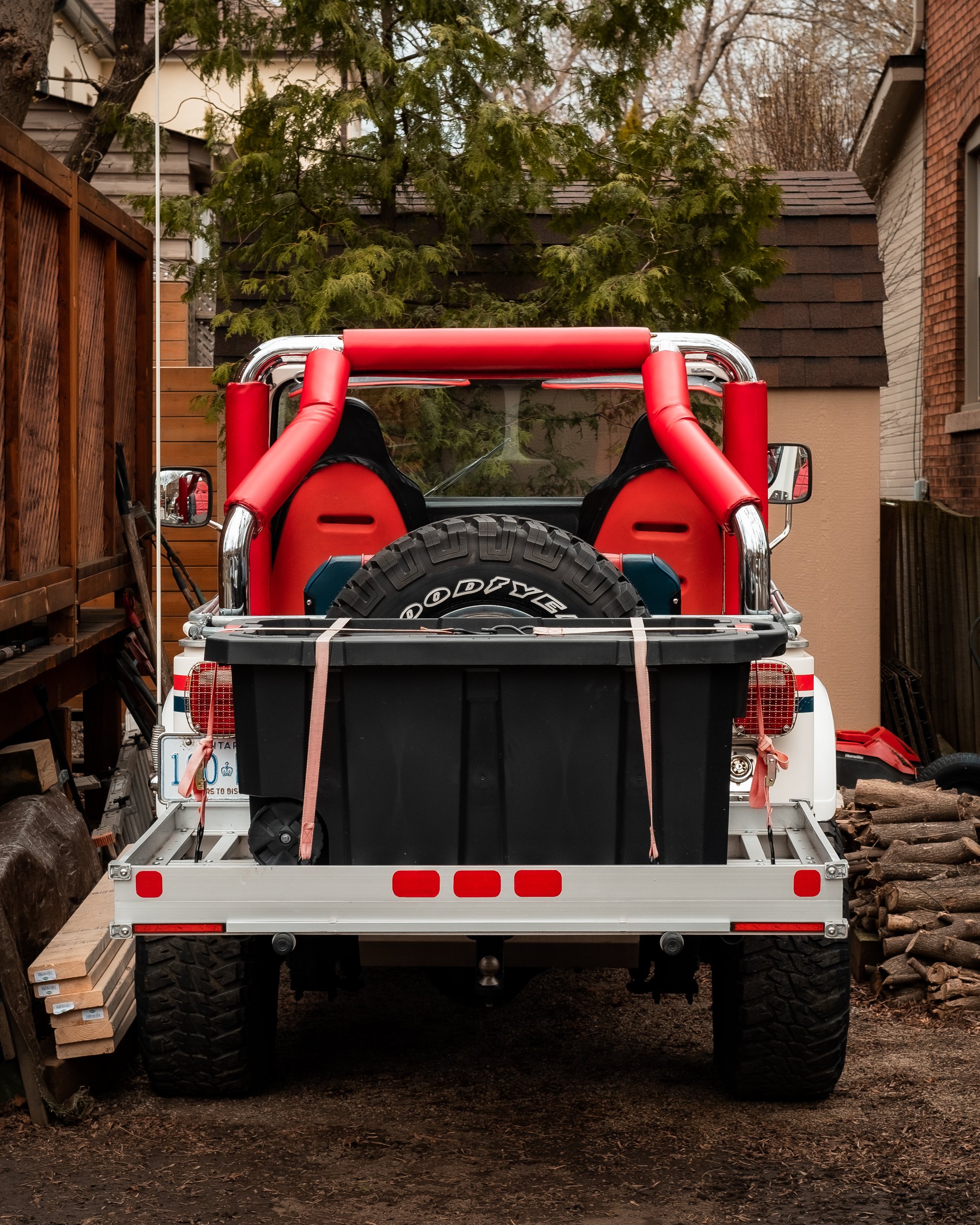 an off road vehicle with storage strapped down 一种装有储存装置的越野车