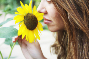 woman flower female smelling sunflower close person beauty girl smell nature background spring summer brunette happiness pretty scent 气味 漂亮 幸福 黑发 夏天 春天 背景 自然 闻 女孩 美 人 关 向日葵 闻起来 女 花 女