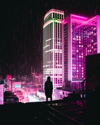 silhouette of person standing on the edge of a building during night time 夜间站在建筑物边缘的人的轮廓