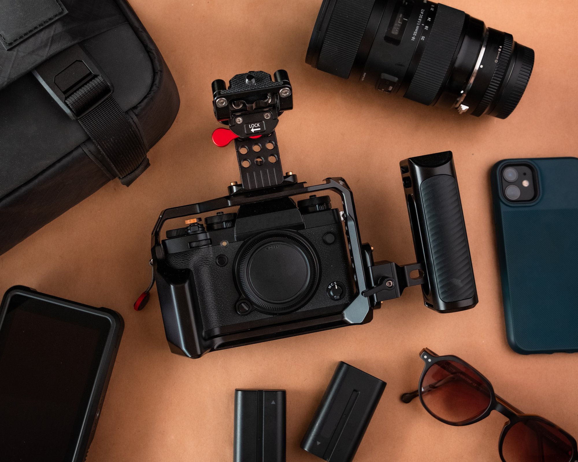 flatlay of a camera surrounded by camera equipment 摄像机的平铺被照相机设备包围