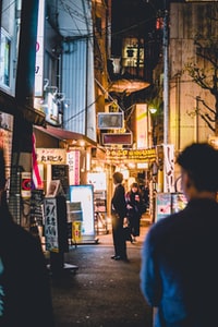 people walking beside building 人们在建筑物旁边散步
