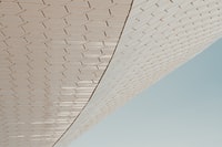 white and brown concrete building 白棕色混凝土建筑