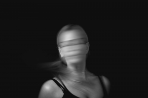 a person moving their head creating motion blur 一个人移动他们的头，制造出模糊的运动。