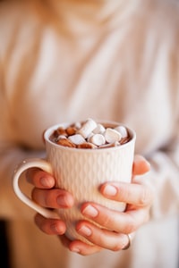 handsome vegetarian food hot chocolate chocolate comforting warm marshmallow delicious beautiful hands healthy girl healthy woman beautiful girl beautiful woman caucasian woman presenting smoothie hand holding smoothie smiling woman diet zen luminous Free pictures 免费图片 发光 禅宗 饮食 微笑的女人 手握冰沙 呈现奶昔 高加索妇女 美女 美女 健康妇女 健康女孩 美丽的手 好吃 棉花糖 温暖的 抚慰 巧克力 热巧克力 素食 帅气