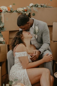 man in gray suit kissing woman in white dress 穿灰色西装的男人亲吻穿白色衣服的女人