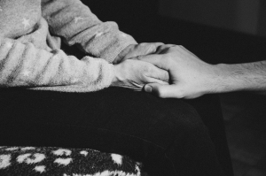 monochrome image of person holding someones elses hand 握着某人手的单色图像