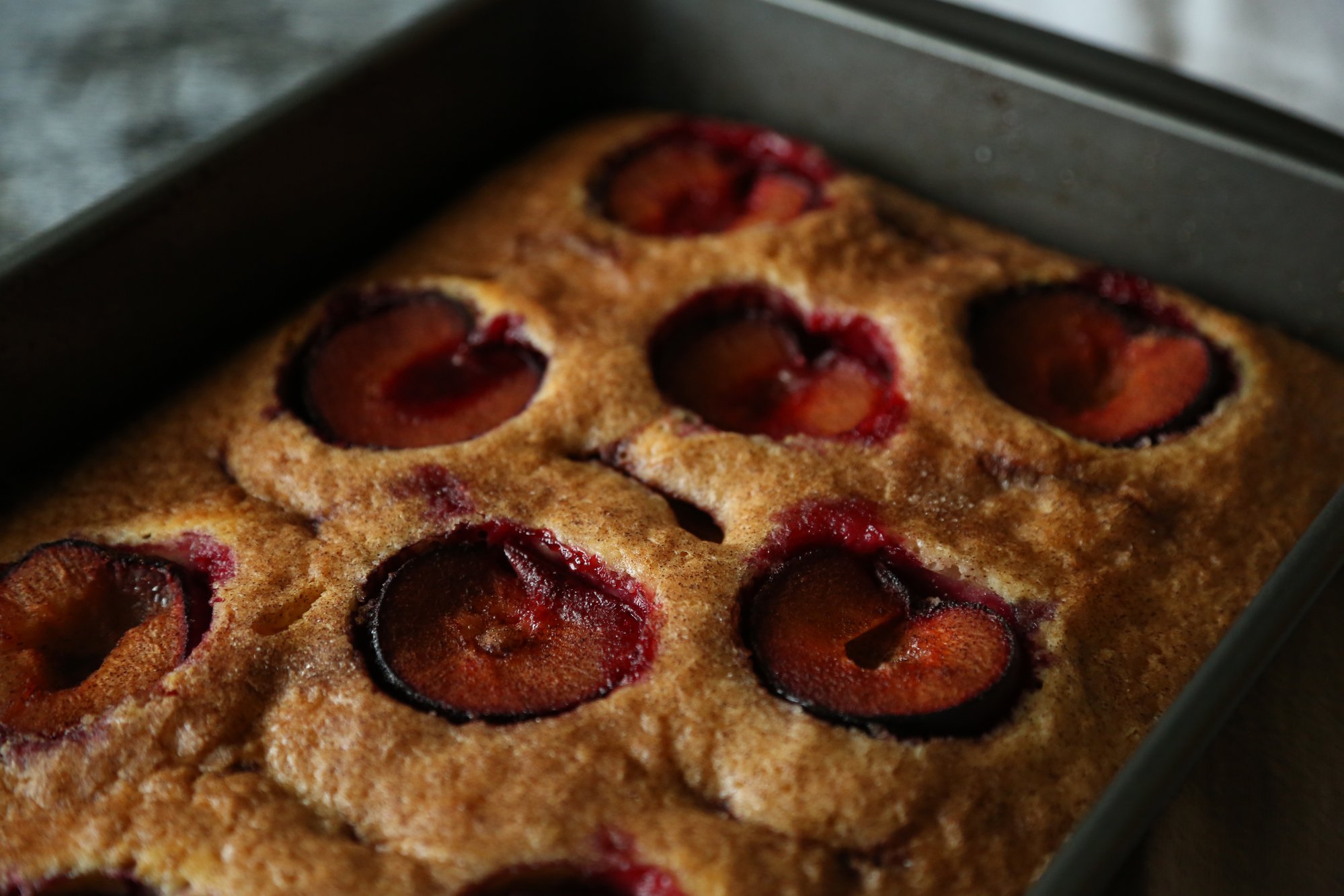 plum cake in a silver cake tray 银蛋糕托盘里的李子蛋糕