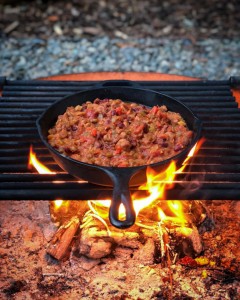 camp cooking food grilled cast iron skillet fire eating rustic outdoor pan hot smoke camping stew chili pan hearty meal 饭食 热诚 平底锅 辣椒 炖菜 野营 冒烟 热 平底锅 户外 乡土 吃 火 平底锅 铁 铸造 烧烤 食物 煮食 夏令营