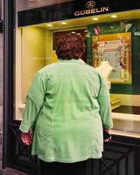woman in white long sleeve shirt standing near glass door 身穿白色长袖衬衫的女子站在玻璃门附近