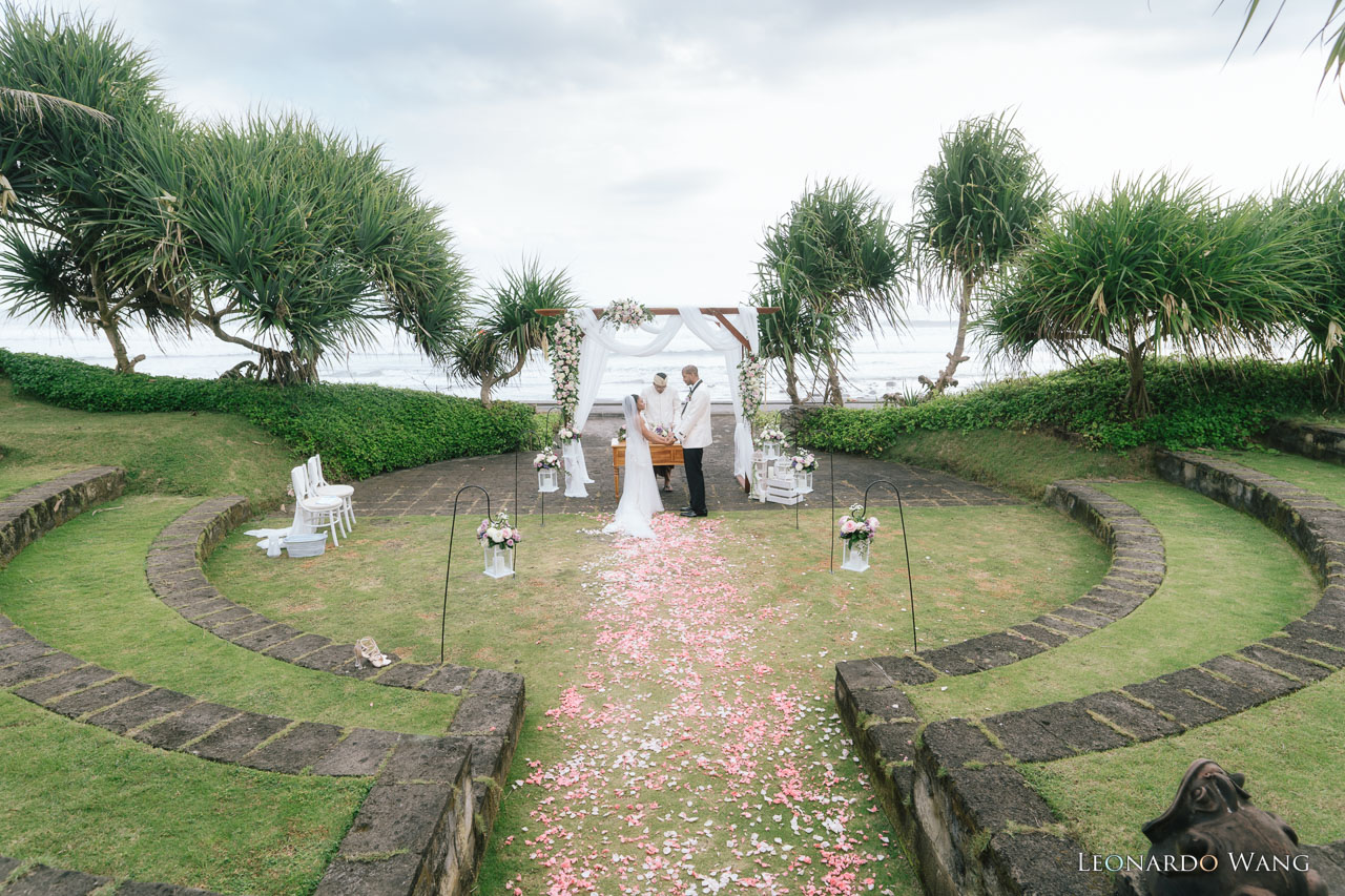 巴厘岛摄影师拍摄的美国大兵的浪漫感人的私人别墅婚礼