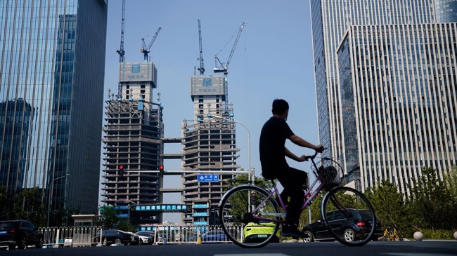 房地产中国经济就像自行车，快了什么都好说