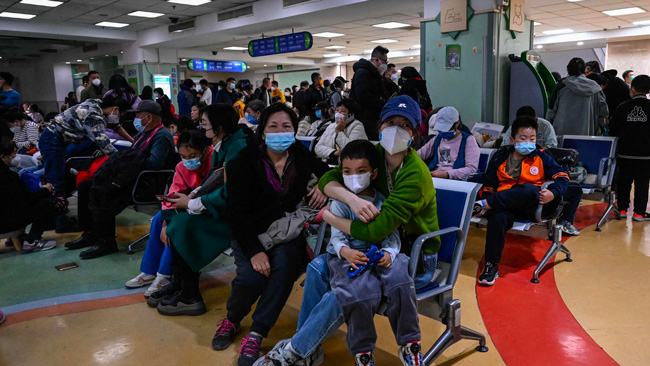 医院医疗中国出现儿童肺炎感染潮：高烧患儿挤爆医院，儿科医生严重告急