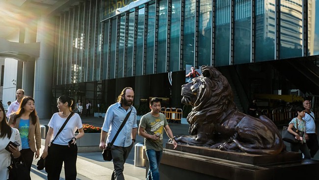 香港股市证劵引领全球股市走高，有报道称中国将出台更多刺激措施