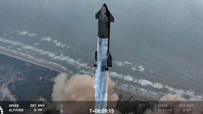 SpaceX星舰火箭成功重返大气层并受控溅落