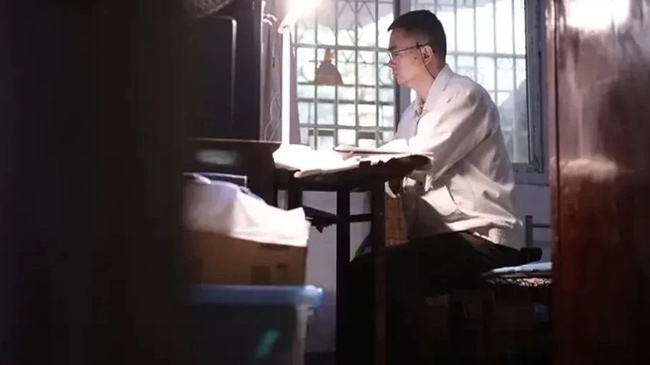父亲去世一年后，「天才儿子」金晓宇的独居生活