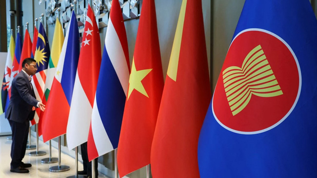 东南亚查雯：美国“仁慈霸权”终结，东南亚国家会倒向中国吗？