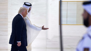 卡塔尔的埃米尔塔米姆·本·哈马德·阿勒萨尼与美国总统特朗普于周三在卡塔尔首都多哈会面