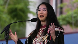 哈佛女性学生蒋雨融致辞的“空洞”与网络揭批的暴劣