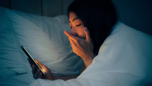 女性看手机夜晚