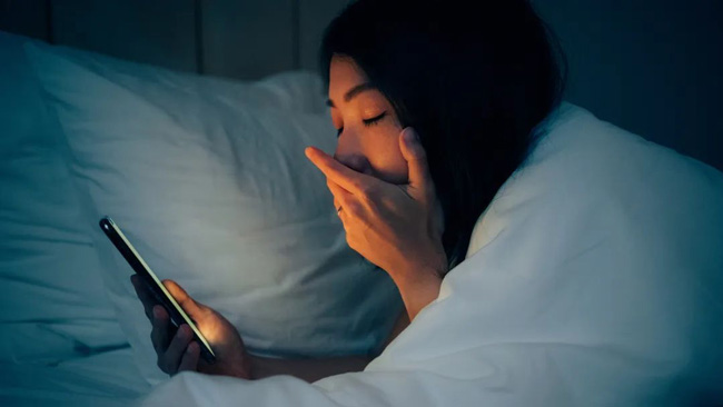 女性看手机夜晚