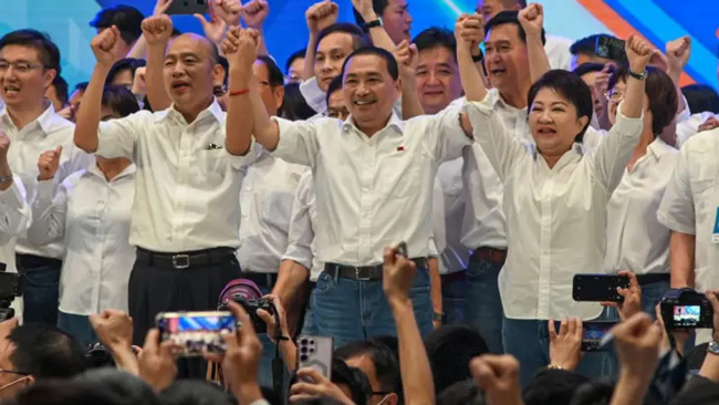 台中市长卢秀燕（右一）被点名为下任国民党主席人选