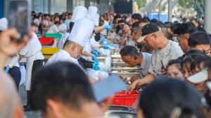 人群消费经济被中产抛弃的五星级酒店，集体摆地摊