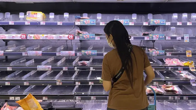 中国香港特首李家超强调要“超前部署”防风，超市的新鲜食品货架被一扫而空
