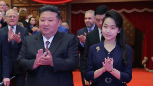 朝鲜金正恩的神秘女儿在中国亮相，柔化其父强人形象