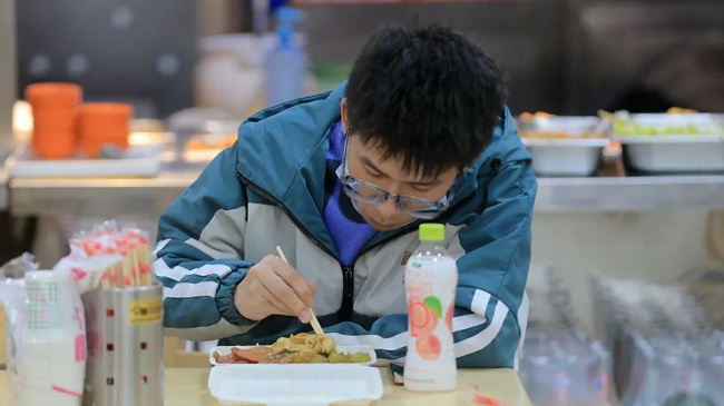 男人快餐店吃盒饭