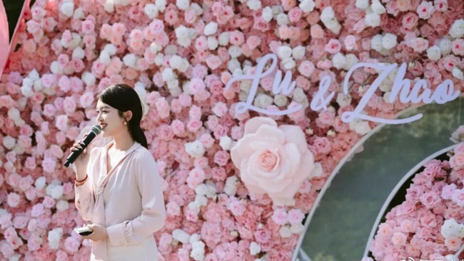 女性婚礼主持人