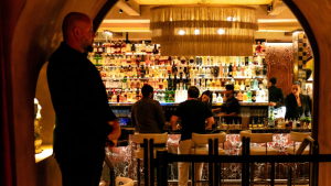 超级富豪消费酒吧