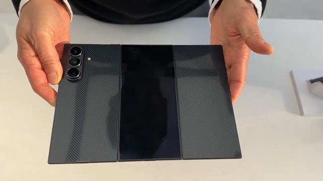 三星发布首款三折叠手机