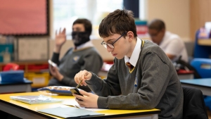 视频|教育|硅谷教育颠覆者发出警告,AI将淘汰不愿改革的学校