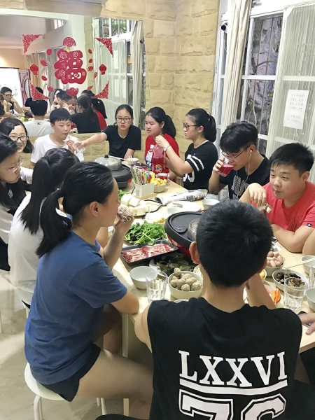 14. 考完啦，和寄宿家庭的朋友们聚餐吧1